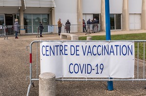 CENTRE DE VACCINATION COVID 19, GYMNASE, LES SABLES D'OLONNE, VENDEE, PAYS DE LOIRE, FRANCE, EUROPE 