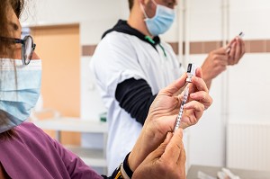 PREPARATION DES DOSES DE VACCIN MODERNA COVID 19, CENTRE DE VACCINATION COVID 19, GYMNASE, LES SABLES D'OLONNE, VENDEE, PAYS DE LOIRE, FRANCE, EUROPE 