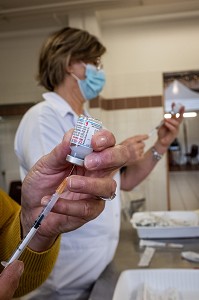 PREPARATION DES DOSES DE VACCIN MODERNA COVID 19, CENTRE DE VACCINATION COVID 19, GYMNASE, LES SABLES D'OLONNE, VENDEE, PAYS DE LOIRE, FRANCE, EUROPE 