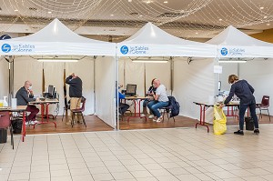 ENTRETIEN AVEC UN MEDECIN AVANT VACCINATION, CENTRE DE VACCINATION COVID 19, GYMNASE, LES SABLES D'OLONNE, VENDEE, PAYS DE LOIRE, FRANCE, EUROPE 