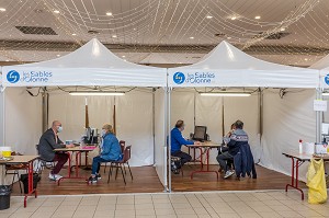 ENTRETIEN AVEC UN MEDECIN AVANT VACCINATION, CENTRE DE VACCINATION COVID 19, GYMNASE, LES SABLES D'OLONNE, VENDEE, PAYS DE LOIRE, FRANCE, EUROPE 