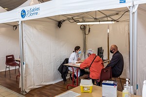 ENTRETIEN AVEC UN MEDECIN AVANT VACCINATION, CENTRE DE VACCINATION COVID 19, GYMNASE, LES SABLES D'OLONNE, VENDEE, PAYS DE LOIRE, FRANCE, EUROPE 