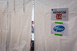 ENTRETIEN AVEC UN MEDECIN AVANT VACCINATION, CENTRE DE VACCINATION COVID 19, GYMNASE, LES SABLES D'OLONNE, VENDEE, PAYS DE LOIRE, FRANCE, EUROPE 