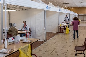 ENTRETIEN AVEC UN MEDECIN AVANT VACCINATION, CENTRE DE VACCINATION COVID 19, GYMNASE, LES SABLES D'OLONNE, VENDEE, PAYS DE LOIRE, FRANCE, EUROPE 