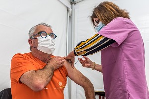 VACCINATION, CENTRE DE VACCINATION COVID 19, GYMNASE, LES SABLES D'OLONNE, VENDEE, PAYS DE LOIRE, FRANCE, EUROPE 