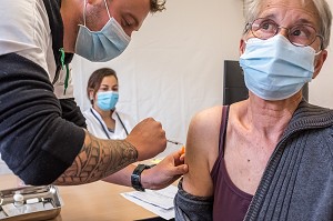 VACCINATION, CENTRE DE VACCINATION COVID 19, GYMNASE, LES SABLES D'OLONNE, VENDEE, PAYS DE LOIRE, FRANCE, EUROPE 