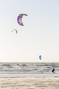 ILLUSTRATION KITESURF, PLAGE DE CAYEUX SUR MER, SOMME, PICARDIE, HAUT DE FRANCE, FRANCE, EUROPE 