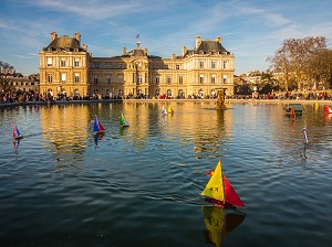 VOILIERS BASSIN DU JARDIN ET PALAIS DU LUXEMBOURG, SENAT, 6EME ARRONDISSEMENT, (75) PARIS, FRANCE, EUROPE 