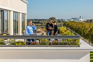 ATTRACTIVITE, ENTREPRISE TECH, TERRASSE DE BUREAUX ET PARC DISNEYLAND, CHESSY, VAL D'EUROPE, MARNE LA VALLEE, SEINE ET MARNE (77), FRANCE, EUROPE 