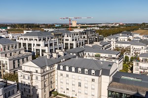 IMMEUBLES DE BUREAU ET PARC DISNEYLAND, CHESSY, VAL D'EUROPE, MARNE LA VALLEE, SEINE ET MARNE (77), FRANCE, EUROPE 