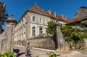 PORTE DE LA VILLE ET ABBAYE, FLAVIGNY SUR OZERAIN, (21) COTE-D'OR, BOURGOGNE, FRANCE 