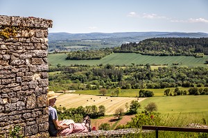 VUE DEPUIS LE VILLAGE ET COLLINE ETERNELLE DE VEZELAY, VEZELAY, (89) YONNE, BOURGOGNE, FRANCE 