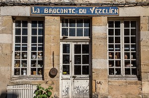 BOUTIQUE BROCANTE DE VEZELAY, VILLAGE ET COLLINE ETERNELLE DE VEZELAY, VEZELAY, (89) YONNE, BOURGOGNE, FRANCE 