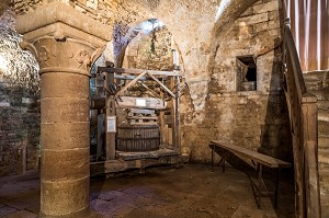 LE PRESSOIR D'ASQUINS, CONSERVE DANS LA GRANDE SALLE VOUTEE DE LA MAIRIE DE VEZELAY, (89) YONNE, BOURGOGNE, FRANCE 