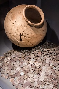 AMPHORE ET MONNAIE, MUSEE D'ARCHEOLOGIE, JUBLAINS, (53) MAYENNE, PAYS DE LA LOIRE 