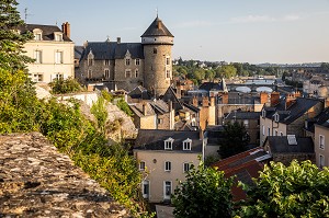 VUE DRONE VILLE ET CHATEAU DE LAVAL ET DU FLEUVE MAYENNE, (53) MAYENNE, PAYS DE LA LOIRE 