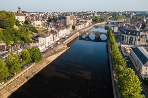 VUE DRONE VILLE ET CHATEAU DE LAVAL ET DU FLEUVE MAYENNE, (53) MAYENNE, PAYS DE LA LOIRE 