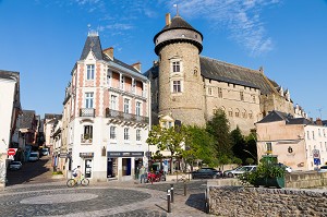 CHATEAU ET VILLE DE LAVAL SUR LES RIVES DE LA MAYENNE, (53) MAYENNE, PAYS DE LA LOIRE 