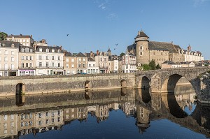 CHATEAU ET VILLE DE LAVAL SUR LES RIVES DE LA MAYENNE, (53) MAYENNE, PAYS DE LA LOIRE 