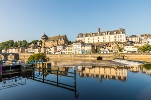 CHATEAU ET VILLE DE LAVAL SUR LES RIVES DE LA MAYENNE, (53) MAYENNE, PAYS DE LA LOIRE 