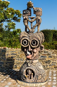 MUSEE ROBERT TATIN, MAISON D'ARTISTE DU CERAMISTE, PEINTRE ET SCULPTEUR, QUI FIT DE SA MAISON ET DE SES JARDINS UN ENVIRONNEMENT D'ART, COSSE LE VIVIEN, MAYENNE, (53) MAYENNE, PAYS DE LA LOIRE 