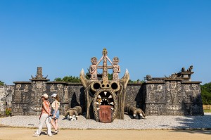 MUSEE ROBERT TATIN, MAISON D'ARTISTE DU CERAMISTE, PEINTRE ET SCULPTEUR, QUI FIT DE SA MAISON ET DE SES JARDINS UN ENVIRONNEMENT D'ART, COSSE LE VIVIEN, MAYENNE, (53) MAYENNE, PAYS DE LA LOIRE 