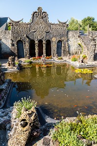 MUSEE ROBERT TATIN, MAISON D'ARTISTE DU CERAMISTE, PEINTRE ET SCULPTEUR, QUI FIT DE SA MAISON ET DE SES JARDINS UN ENVIRONNEMENT D'ART, COSSE LE VIVIEN, MAYENNE, (53) MAYENNE, PAYS DE LA LOIRE 