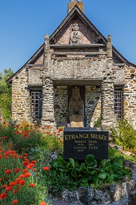 MUSEE ROBERT TATIN, MAISON D'ARTISTE DU CERAMISTE, PEINTRE ET SCULPTEUR, QUI FIT DE SA MAISON ET DE SES JARDINS UN ENVIRONNEMENT D'ART, COSSE LE VIVIEN, MAYENNE, (53) MAYENNE, PAYS DE LA LOIRE 