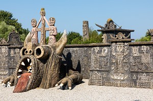 MUSEE ROBERT TATIN, MAISON D'ARTISTE DU CERAMISTE, PEINTRE ET SCULPTEUR, QUI FIT DE SA MAISON ET DE SES JARDINS UN ENVIRONNEMENT D'ART, COSSE LE VIVIEN, MAYENNE, (53) MAYENNE, PAYS DE LA LOIRE 