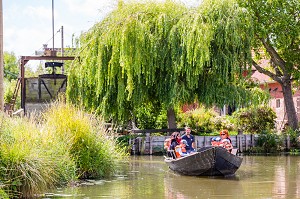 BALADE EN BATEAU, L'ESCUTE SUR LE MARAIS AUDOMAROIS, SAINT OMER, (62) PAS-DE-CALAIS, FRANCE 