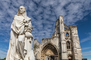 STATUE DE L'ABBE SUGER, RUINES DE L'ABBAYE SAINT BERTIN, SAINT OMER, (62) PAS-DE-CALAIS, FRANCE 