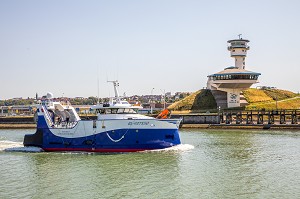 CHALUTIER ET CAPITAINERIE DU PORT DE BOULOGNE SUR MER, (62) PAS-DE-CALAIS, FRANCE 