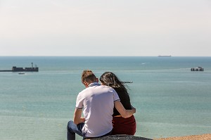 JEUNE COUPLE, SUR LES HAUTEURS DE LA PLAGE DE BOULOGNE SUR MER, (62) PAS-DE-CALAIS, FRANCE 