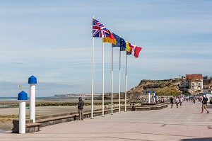 PROMENADE SUR LA DIGUE, WIMEREUX, (62) PAS-DE-CALAIS, FRANCE 