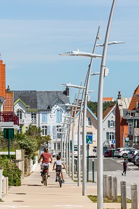 CYCLISTES DANS UN TROTTOIR, WIMEREUX, (62) PAS-DE-CALAIS, FRANCE 