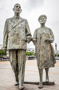 STATUE DU COUPLE CHARLES ET YVONNE DE GAULLE VENDROUX, DE ELISABETH CIBOT, PLACE D'ARMES, CALAIS, (62) PAS-DE-CALAIS, FRANCE 