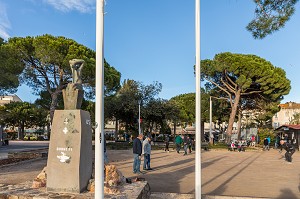 PARTIE DE PETANQUE SUR FRONT DE MER, BORNE N°1 DE LA VOIE LIBERATRICE, SAINTE MAXIME 