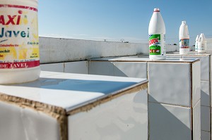 URINOIRS DES TOILETTES D'UNE STATION SERVICE A LA SORTIE DE DAKAR, SENEGAL, AFRIQUE DE L'OUEST 