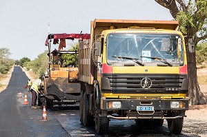 TRAVAUX PUBLICS SUR LA ROUTE NATIONALE ENTRE SAINT-LOUIS ET DAKAR, RENOVATION DU RESEAU ROUTIER SENEGALAIS, SENEGAL, AFRIQUE DE L'OUEST 