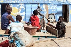 ENFANTS DEVANT LA BOUTIQUE DE TIGO, OPERATEUR DE TELEPHONIE MOBILE AFRICAIN, COMMUNE DE MPAL, SENEGAL, AFRIQUE DE L'OUEST 