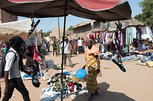VENTE DE D'HABITS D’OCCASION SUR LE MARCHE, COMMUNE DE MPAL, SENEGAL, AFRIQUE DE L'OUEST 