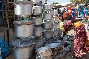 COMMERCE DE CASSEROLES ET PLATS POUR LA CUISINE SUR LE MARCHE, COMMUNE DE MPAL, SENEGAL, AFRIQUE DE L'OUEST 