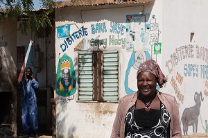FEMME DEVANT LA DIBITERIE OU L'ON PREPARE DES VIANDES POUR LES GRILLADES, COMMUNE DE MPAL, SENEGAL, AFRIQUE DE L'OUEST 