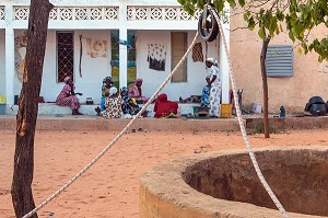LES FEMMES DEVANT LE PUITS, VILLAGE PEUL DE GUELAKH, SENEGAL, AFRIQUE DE L'OUEST 