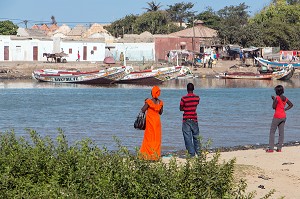 GUET NDAR, QUARTIER DU VILLAGE DES PECHEURS AVEC LES PIROGUES COLORES, SAINT-LOUIS-DU-SENEGAL, SENEGAL, AFRIQUE DE L'OUEST 