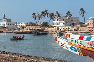 TRAVERSEE EN PIROGUE D'UN BRAS DU FLEUVE, SAINT-LOUIS-DU-SENEGAL, SENEGAL, AFRIQUE DE L'OUEST 