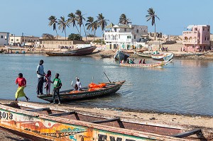 TRAVERSEE EN PIROGUE D'UN BRAS DU FLEUVE, SAINT-LOUIS-DU-SENEGAL, SENEGAL, AFRIQUE DE L'OUEST 