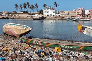 GUET NDAR, QUARTIER DU VILLAGE DES PECHEURS AVEC LES PIROGUES COLORES, SAINT-LOUIS-DU-SENEGAL, SENEGAL, AFRIQUE DE L'OUEST 
