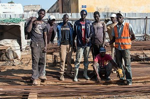 LES OUVRIERS DU CHANTIER DU PONT OUSMANE MASSECK NDIAYLE FINANCE PAR L'ENTREPRISE CHINOISE HENAN CHINE, SAINT-LOUIS-DU-SENEGAL, SENEGAL, AFRIQUE DE L'OUEST 