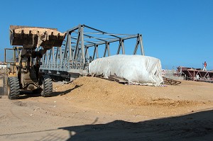 OUVRIERS DU CHANTIER DU PONT OUSMANE MASSECK NDIAYLE FINANCE PAR L'ENTREPRISE CHINOISE HENAN CHINE, SAINT-LOUIS-DU-SENEGAL, SENEGAL, AFRIQUE DE L'OUEST 